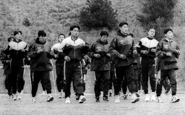 神戸市を離れチーム初練習を行ったヴィッセル神戸＝1995年2月6日　岡山県倉敷市の川鉄・広江サッカー場