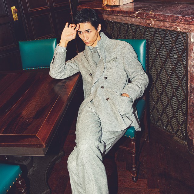 トーナルなカラーリングこそ<br>スーツの品性を引き出す奥義。<br>【粋な男はスーツを着る。】