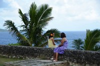 ニウエの海で遊ぶ子どもたち