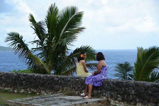 ニウエの海で遊ぶ子どもたち