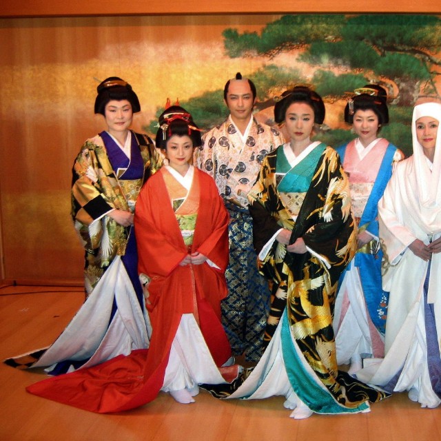 舞台「大奥」に出演する（左から）久保田磨希、安達祐実、金子昇、浅野ゆう子、中山忍、多岐川裕美、羽場裕一、松尾れい子＝2010年