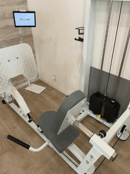 ジムで筋トレも。身体も鍛えます／としきさん（@atarashiifuku）提供