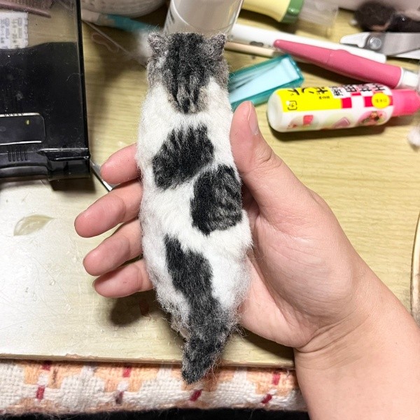 キジ白猫「がす」くんをモデルに羊毛フェルトを制作。後ろからのショットもリアルすぎる！（画像提供：モリタさん）