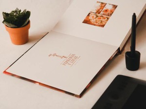 覚えていない父は写真の中で、サンタクロースの姿で母と笑っていた