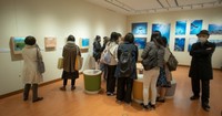 2020年、幻視の世界を“可視化”した絵の展示会には、コロナ禍の中、多くの人が来場した