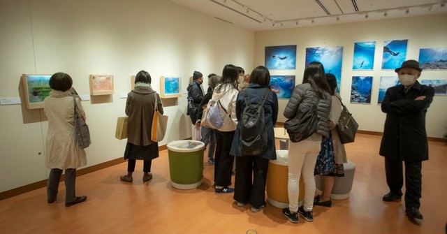 2020年、幻視の世界を“可視化”した絵の展示会には、コロナ禍の中、多くの人が来場した