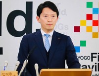 定例会見に臨んだ兵庫県の斎藤元彦知事