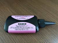 レジン液のラベル。注意事項が挙げられています（筆者撮影）