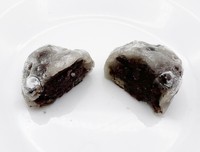 「塩豆大福」を割ったところ