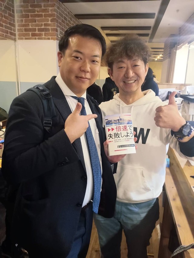 香港で起業した著者の古山保幸さん（右）とビジネス交流会の仲間