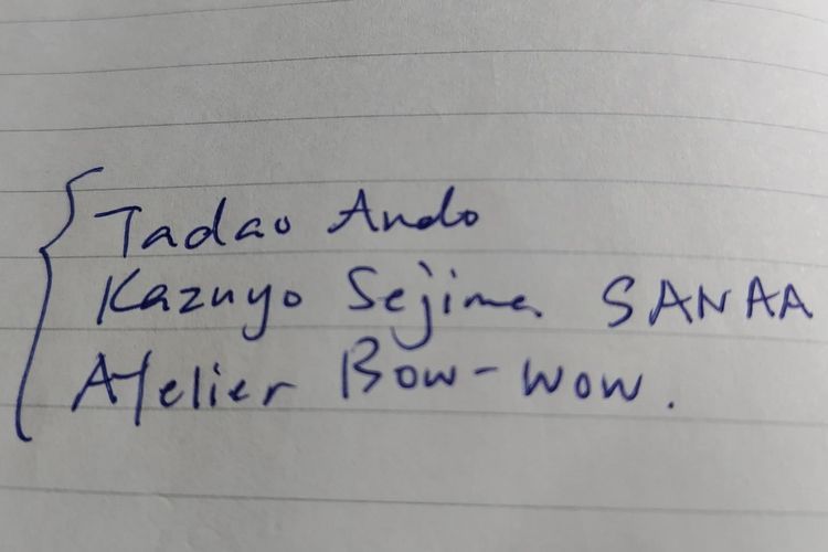 シンガポール出身の建築家レンさん。記者の取材ノートに、好きな建築家とユニットの名前を書いてくれた