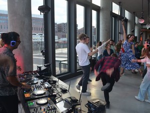 ノンアルビールで踊るドイツのパーティー、Z世代に人気「二日酔いせず、翌日は仕事」