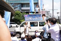 山尾志桜里氏の応援演説にかけつけた漫画家・小林よしのり氏