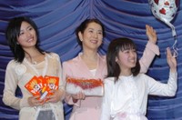 「北の零年」で舞台あいさつする（左から）石原さとみ、吉永小百合、大後寿＝2005年2月10日撮影