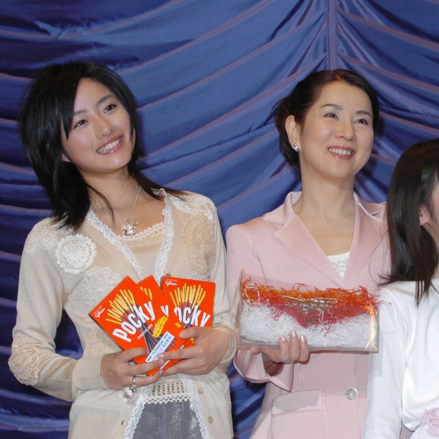 「北の零年」で舞台あいさつする（左から）石原さとみ、吉永小百合、大後寿＝2005年2月10日撮影