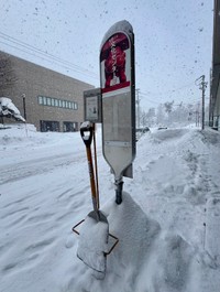 スコップが設置されたバス停／弘前物産パルシー（@hirosakipalcy）提供