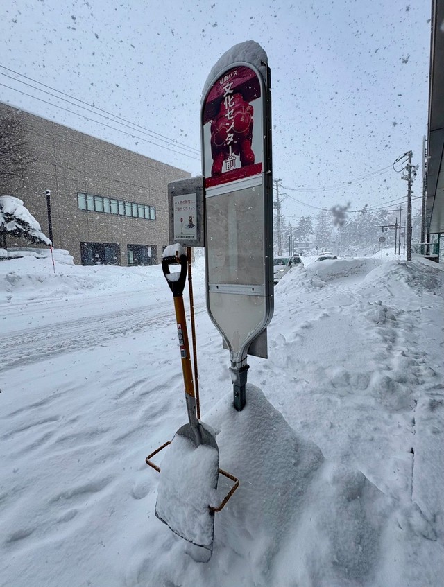 スコップが設置されたバス停／弘前物産パルシー（@hirosakipalcy）提供