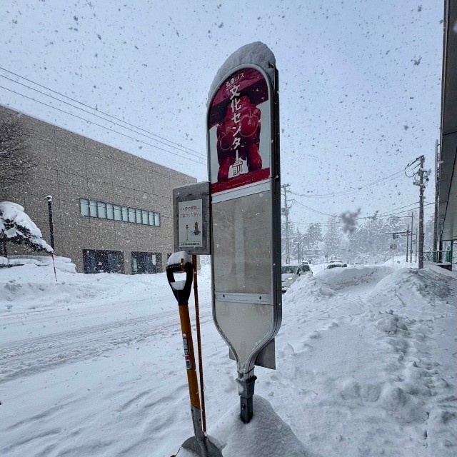 スコップが設置されたバス停／弘前物産パルシー（@hirosakipalcy）提供