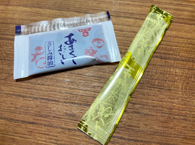 同梱されている甘い醤油と生わさび