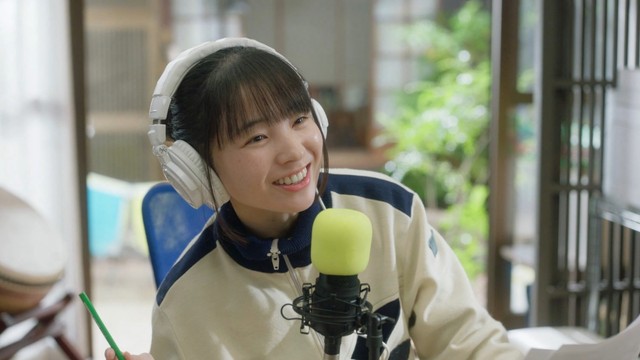 鈴野町の災害FM「ラジオスター」のパーソナリティとして町内に元気を届ける柊カナデ（福地桃子）　(C)NHK