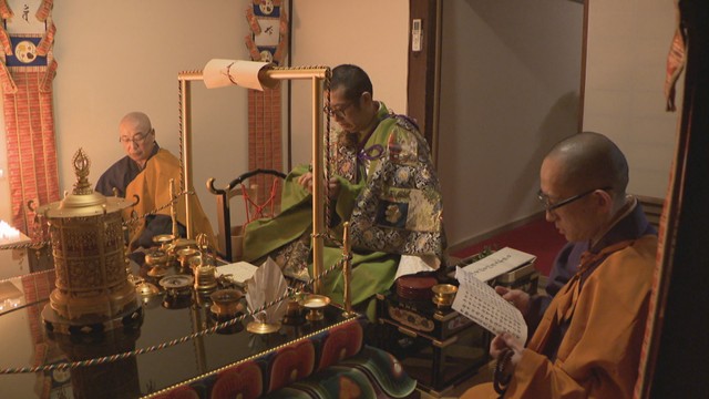 会陽で争奪する宝木に祈りを込める儀式　岡山・金山寺