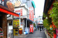 タッカンマリを提供する店舗が密集する「東大門タッカンマリ通り」。看板には「タッカンマリ」の単語が並びます。