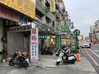 「離婚５００元」の看板。隣も地政士事務所（2020年、筆者撮影）