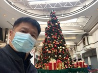 モール内はクリスマスモードだが、人通りはほとんどなし