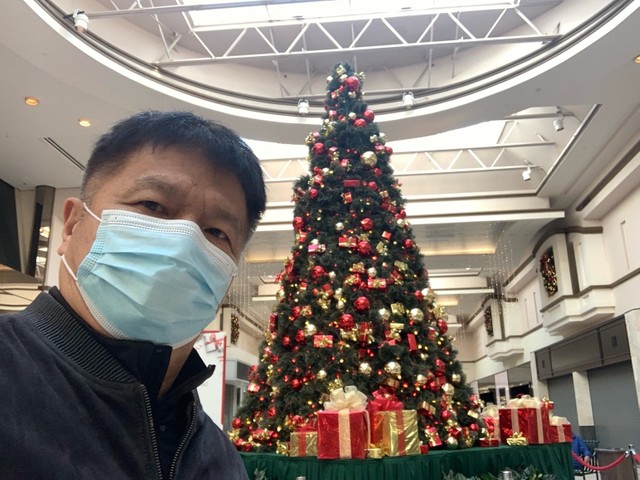 モール内はクリスマスモードだが、人通りはほとんどなし