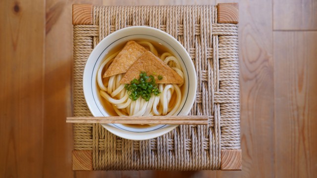 香川県産クヌギを使った“讃岐うどんを美味しく食べるための箸”発売！