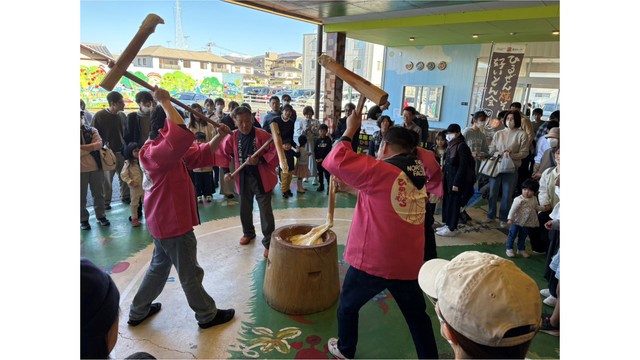 新庄村伝統の「4人づき」（提供：真庭地域循環型まちづくり推進協議会）