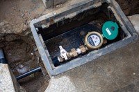 水道メータと配管設備（SHIMA/stock.adobe.com）※画像はイメージ