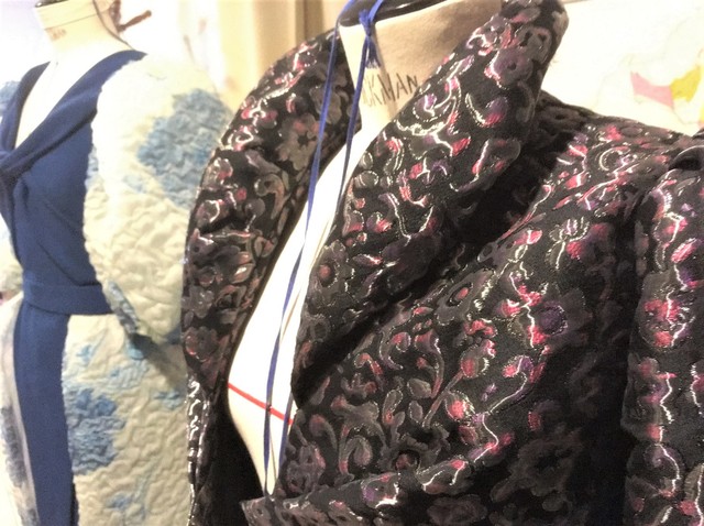 ボディのうえで立体裁断してつくった洋服