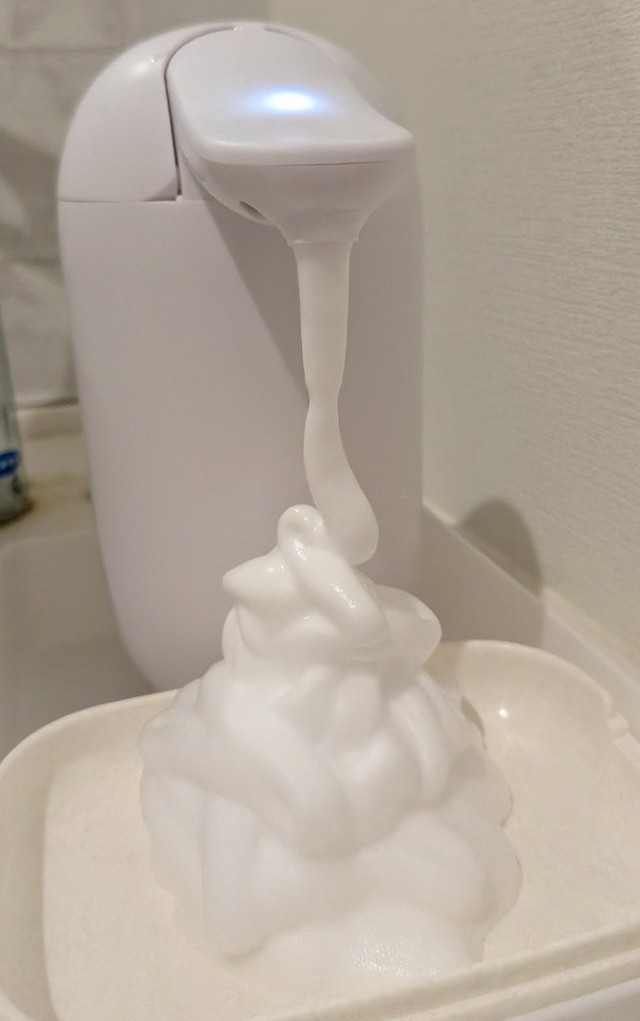 延々と泡を出し続けるディスペンサー…なぜこんなことに…（ぴろかいちょさん提供）