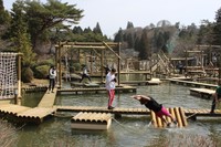 水上アスレチックを満喫する動画クリエイターの皆さん＝2021年3月29日撮影