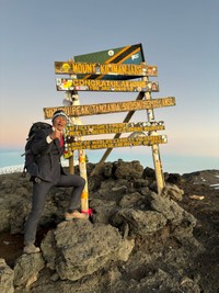 スーツを着用してキリマンジャロ登頂に成功した佐田展隆社長