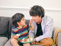 弟と遊ぶ兄の姿 ※画像はイメージです（Cultura Creative/stock.adobe.com/）
