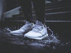 「かかとを踏むやつにいいダンスは踊れんぞ」と先生は言った。私達の距離は近くなった