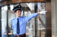 帽子と制服を着た若い男性※画像はイメージです （koumaru/stock.adobe.com）
