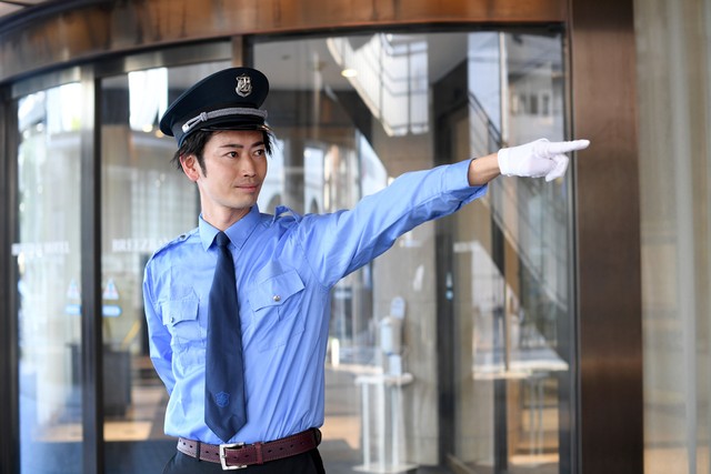 帽子と制服を着た若い男性※画像はイメージです （koumaru/stock.adobe.com）
