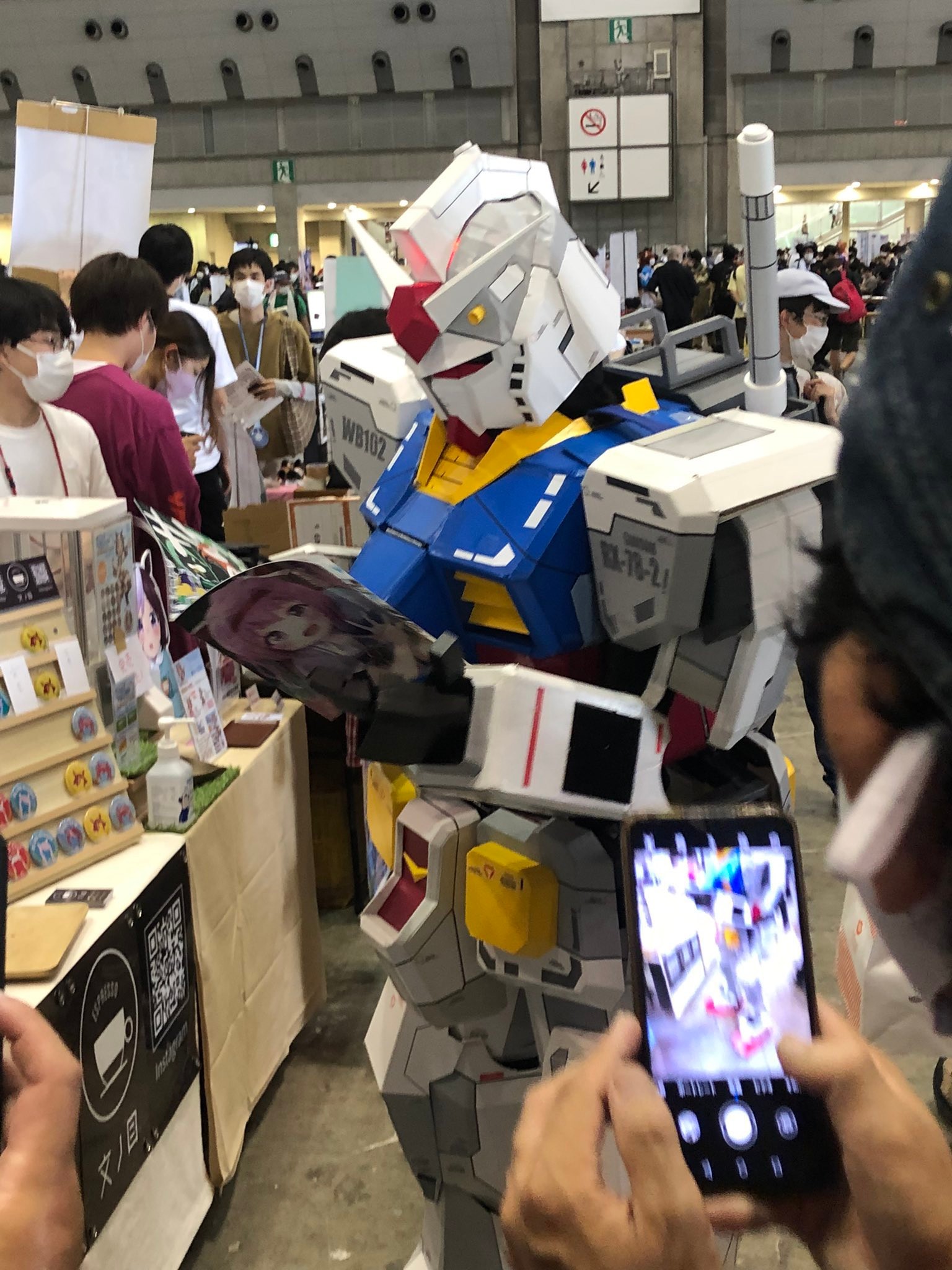 ガンダムがウマ娘の本を立ち読み コミケ会場ざわつく そんなに真剣には読めませんでした ほ とせなnews