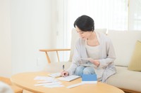 手書きでつける家計簿 ※画像はイメージです（kapinon/stock.adobe.com）