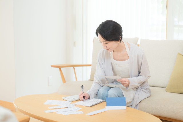 手書きでつける家計簿 ※画像はイメージです（kapinon/stock.adobe.com）