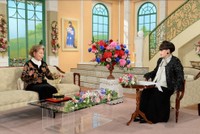 「徹子の部屋」　（右から） 黒柳徹子、カオリ・ナラ・ターナー＝テレビ朝日提供