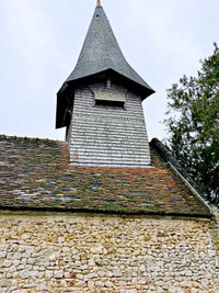 サン・ヴィゴール・ド・ミュー礼拝堂の三角屋根。再建を手がけた田窪氏が色をつけて焼いた特別なガラス瓦が敷き詰められている（画像提供：タカハシヤスコさん）