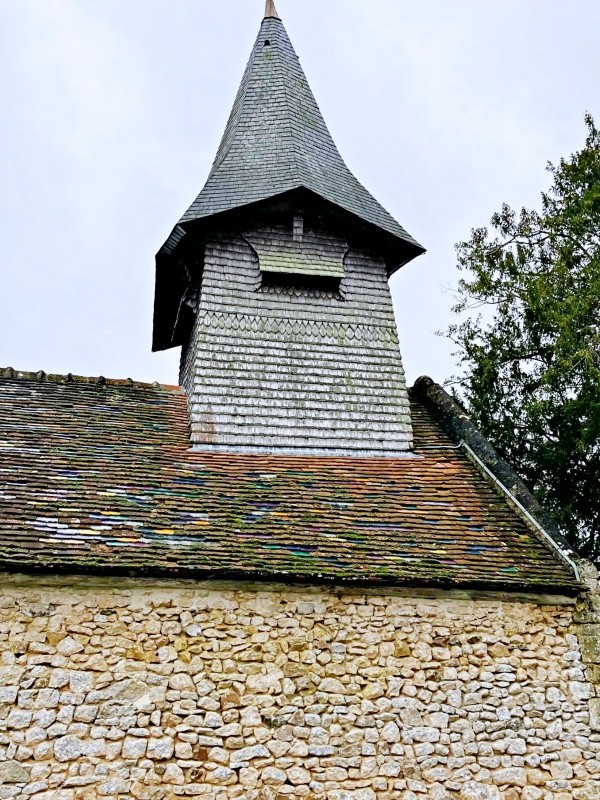 サン・ヴィゴール・ド・ミュー礼拝堂の三角屋根。再建を手がけた田窪氏が色をつけて焼いた特別なガラス瓦が敷き詰められている（画像提供：タカハシヤスコさん）