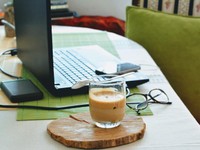 在宅OKなはずなのに言いづらい。その空気をぶち壊したのは私だった