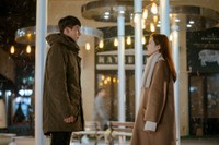 ドラマ「愛の不時着」で、主人公リ・ジョンヒョクを演じた俳優のヒョンビン（左）とヒロインのユン・セリを演じたソン・イェジン＝tvN提供