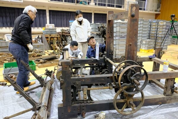 半木製織機の復元にあたる技術者や京都府職員ら（京丹後市丹後町）