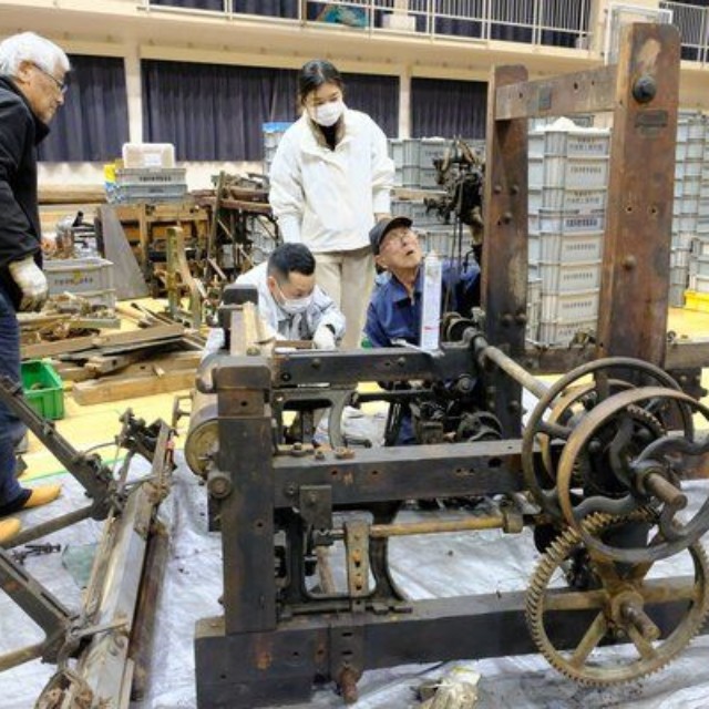 半木製織機の復元にあたる技術者や京都府職員ら（京丹後市丹後町）